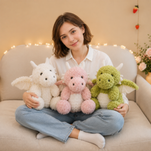 Peluche dinosaure Ptérosaure utilisé comme coussin de tête sur un canapé