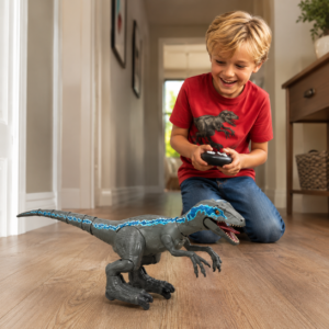 enfant jouant avec le jouet dinosaure radiocommandé dans la chambre