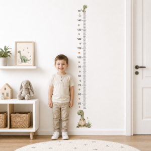 Chambre d’enfant et toise de dinosaures