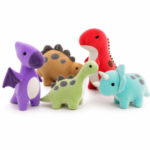 Peluche Tricératops douce et colorée entourée d'autres peluches dinosaures, idéale comme cadeau pour enfant