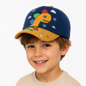 Portrait d’un garçon à la casquette dinosaure colorée