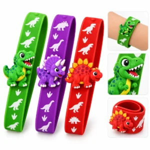 Bracelet dinosaure claquant vert enroulé autour du poignet d'un enfant