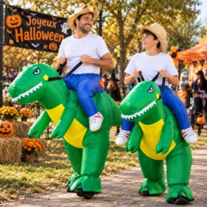 Pere et fils portant un costume halloween dinosaure gonflable pendant un festival.