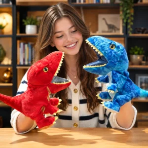 Enfant jouant avec une marionnette dinosaure T-Rex rouge en peluche