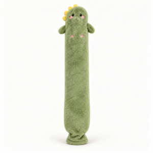 Bouillotte longue dinosaure en peluche verte, douce et moelleuse, avec visage brodé et petites pointes jaunes, rendu 3D réaliste sur fond clair.