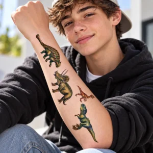 Adolescent portant des tatouages temporaires de dinosaures sur l’avant-bras, avec plusieurs dinosaures colorés comme un tricératops, un T-Rex et un raptor, dans un style réaliste.