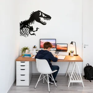 Enfant étudiant dans une chambre moderne avec bureau, ordinateur et livres, sous un grand autocollant mural fossile T-Rex noir sur un mur blanc