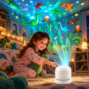 Petite fille en pyjama allumant un projecteur LED dinosaure blanc dans sa chambre, avec des projections lumineuses colorées de dinosaures et d'étoiles sur les murs et le plafond. Copier