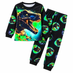 Pyjama dinosaure manches longues garçon deux pièces avec motif T-Rex néon UV, ensemble haut et pantalon réaliste sur fond blanc.